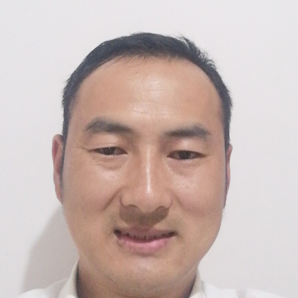 明媚拿小兔子的照片