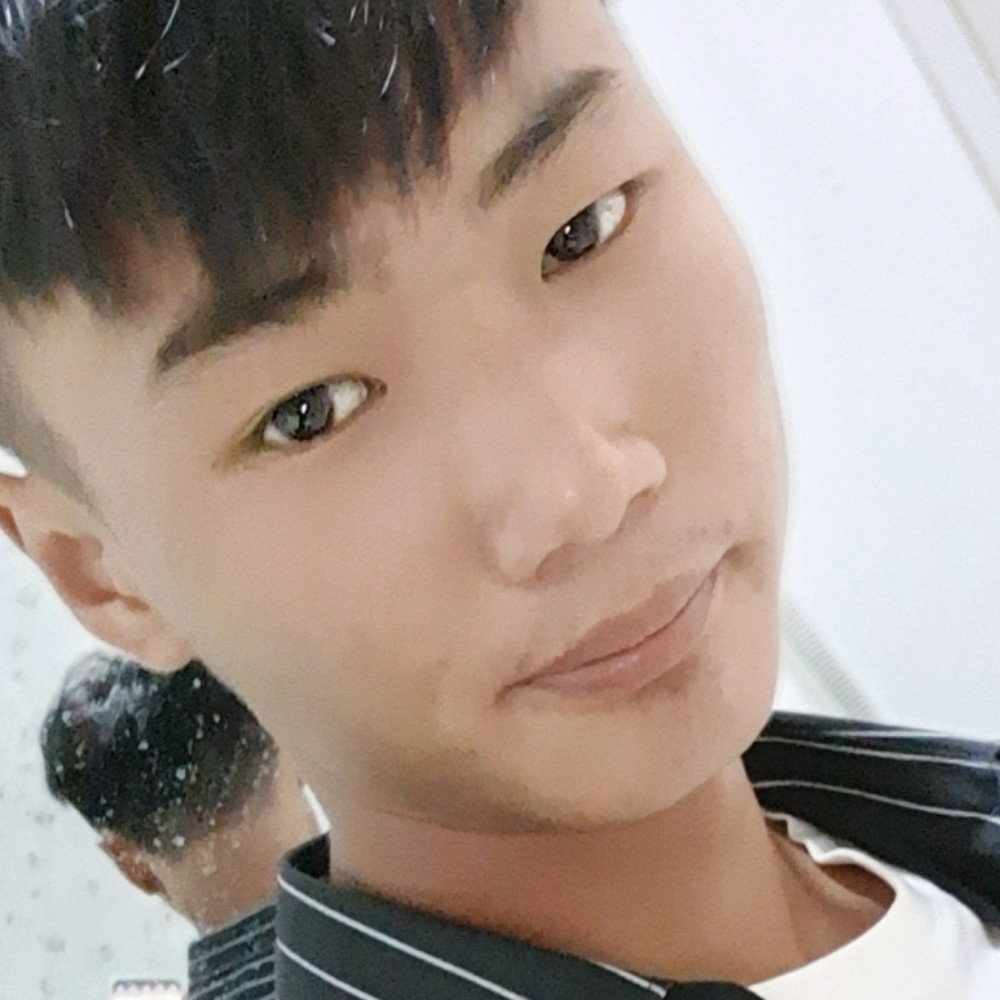 含蓄挽手服饰的照片