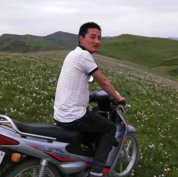 缥缈有砖头的照片