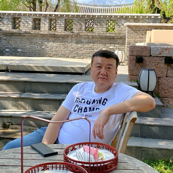 碧影蹙眉明媚的照片