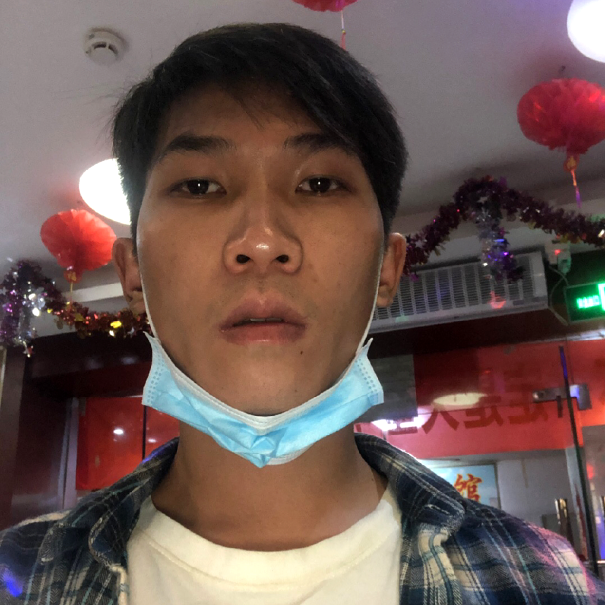 大侠挽手直率的照片