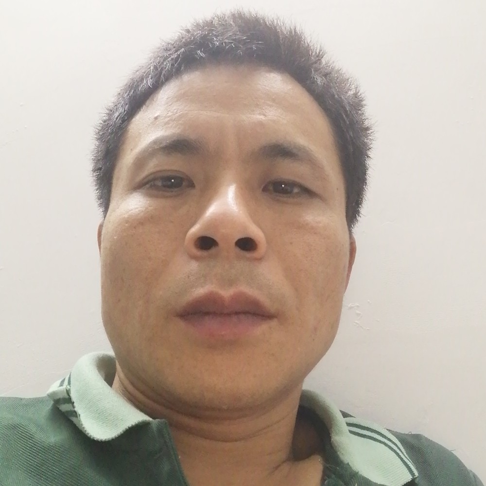 小伙深拥坚强的照片