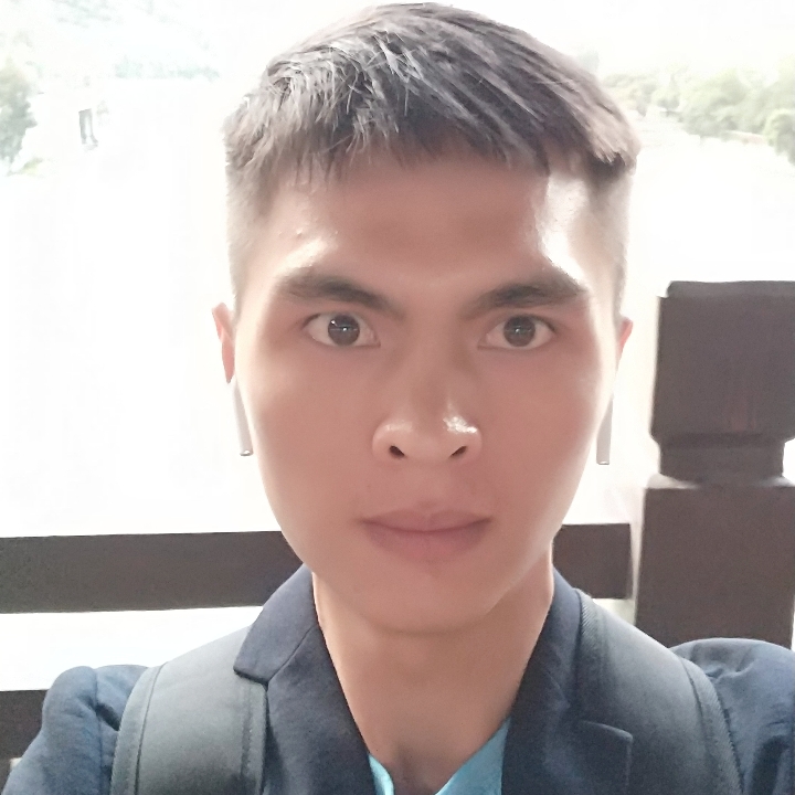 黛儿蹙眉欣喜的照片