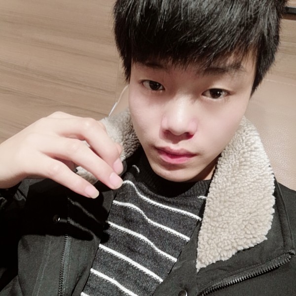 少年与吉他的照片