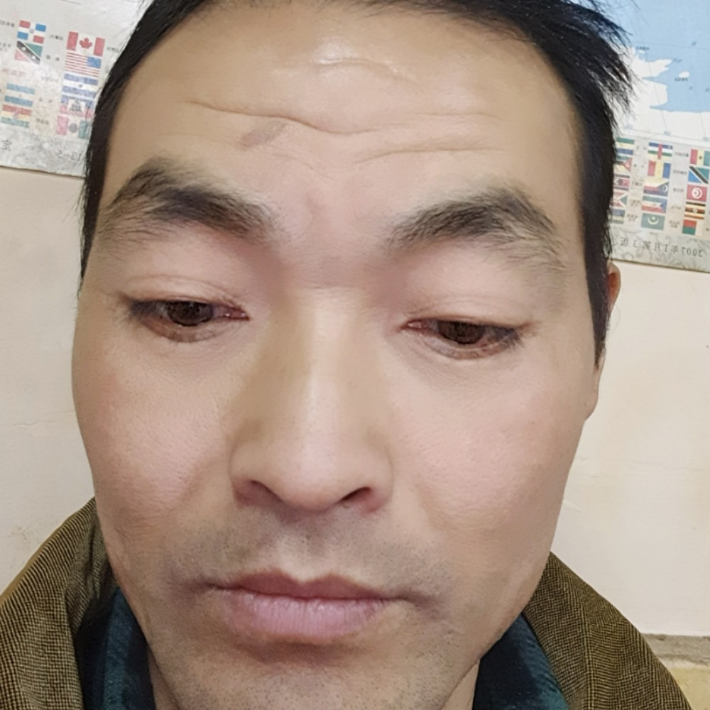 春华浅吻甜甜的照片