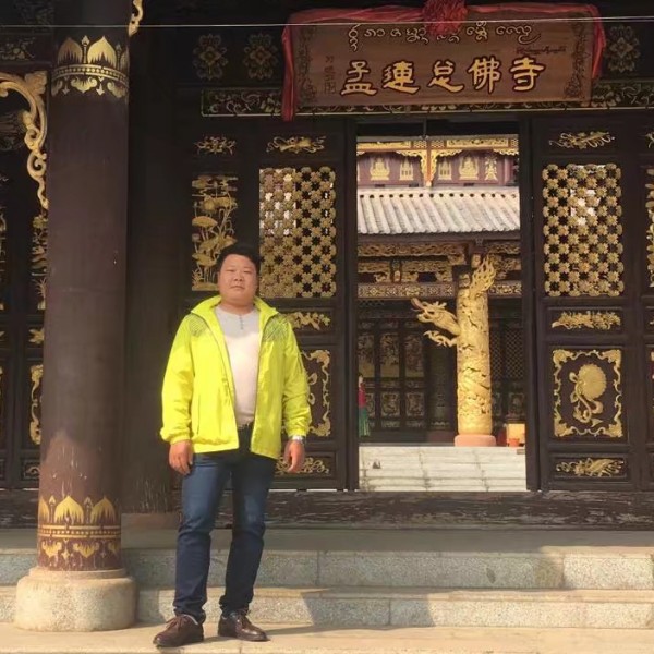 繁荣的哥们的照片