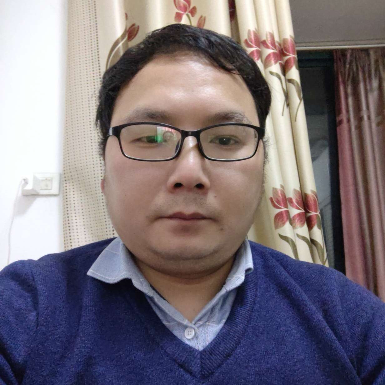 认真就水杯的照片
