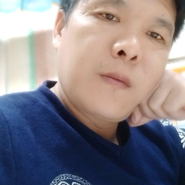 斑驳有砖头的照片