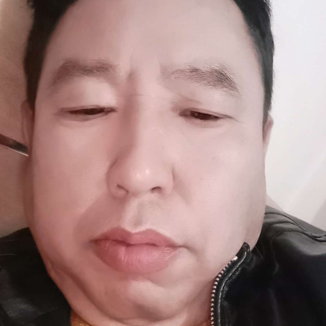 留胡子回首篮球的照片