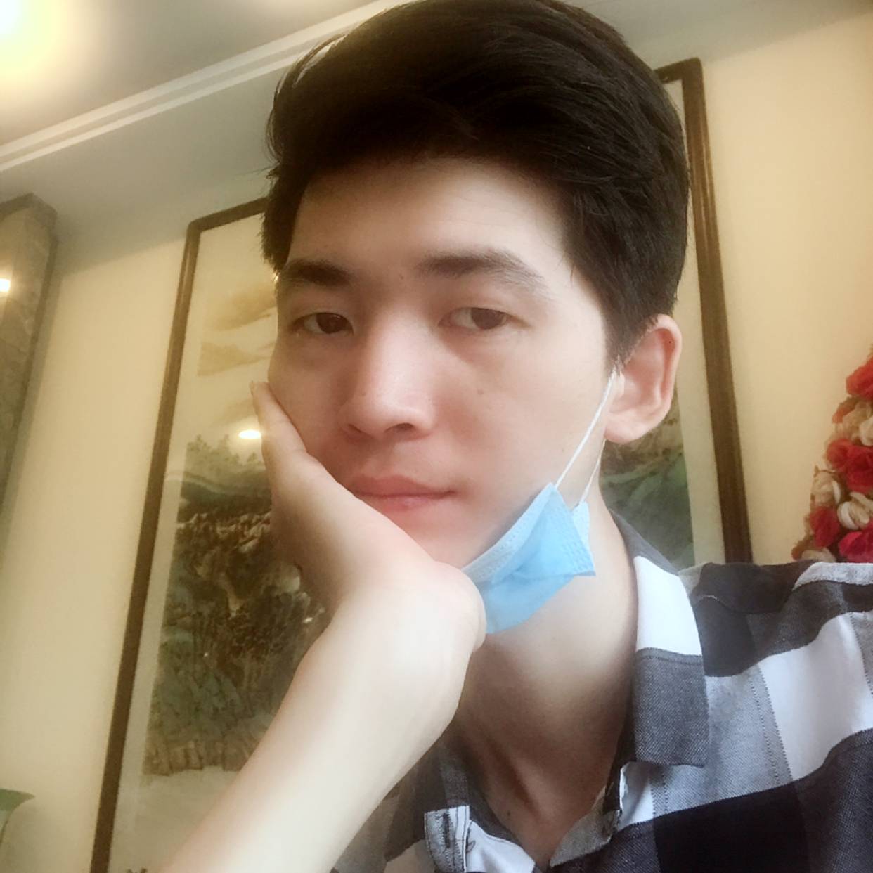 土豪凝眸天空的照片