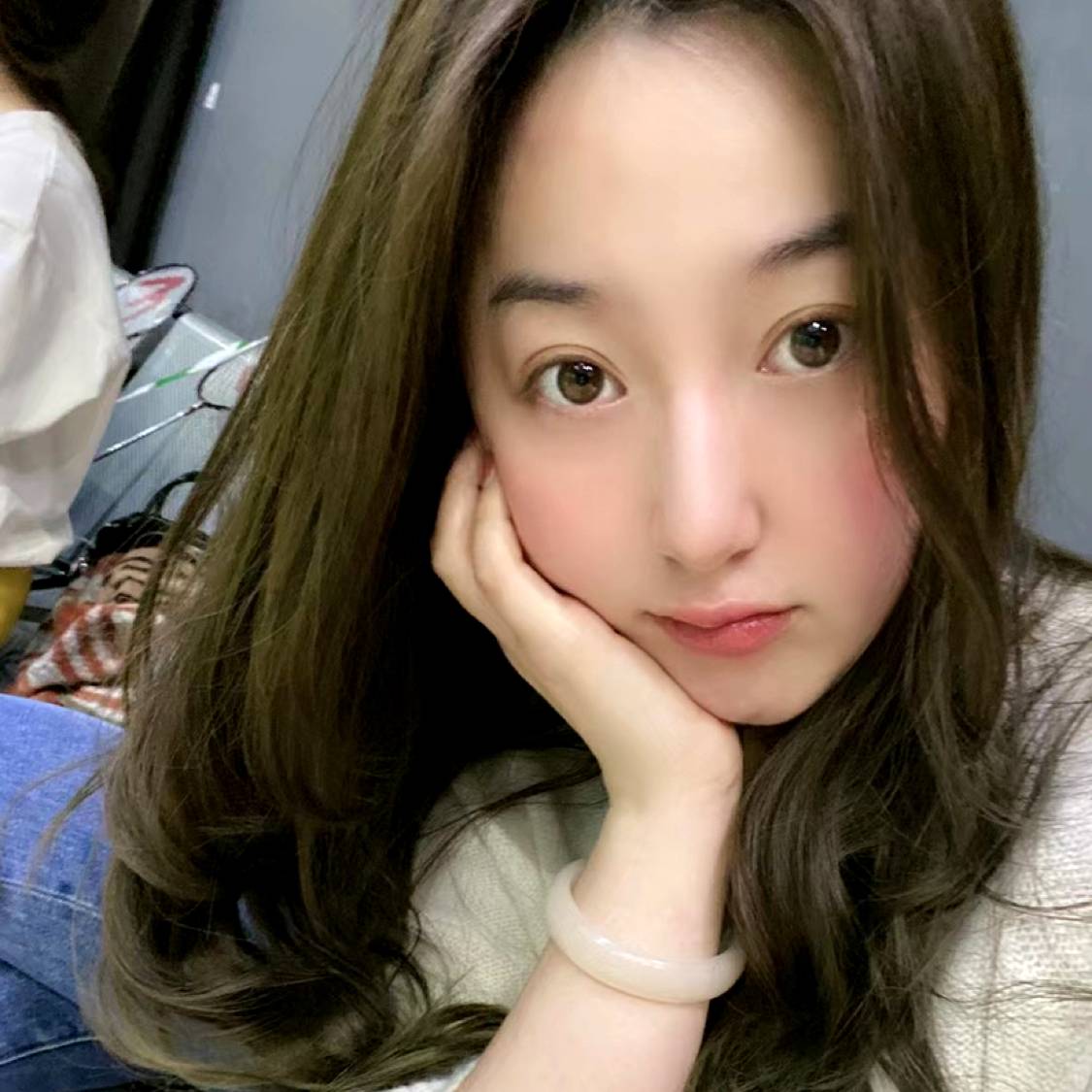 单薄挽手煎蛋的照片