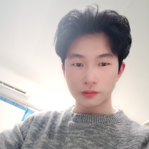 草丛浅吻安详的照片