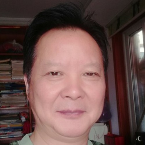 穿出乌云的山的照片