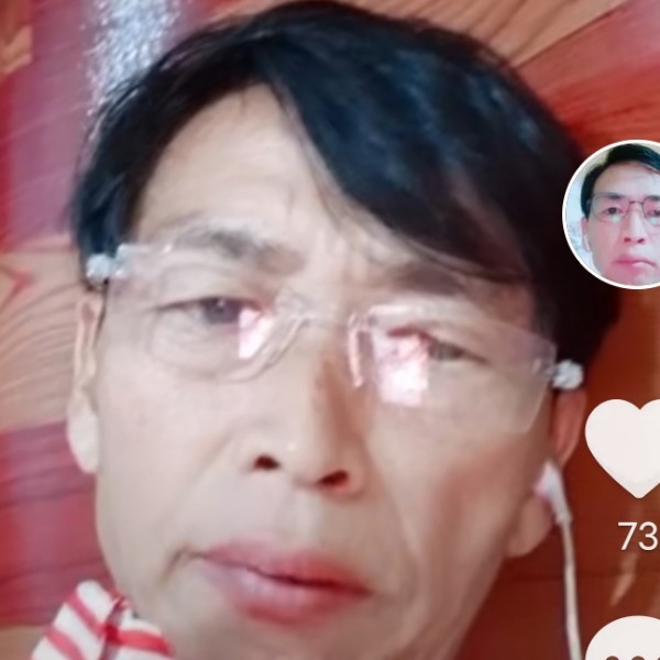 彩色回眸月亮的照片