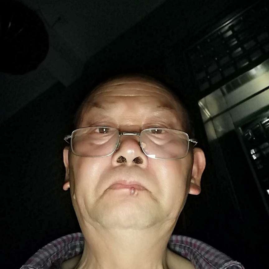 妩媚闻小蝴蝶的照片