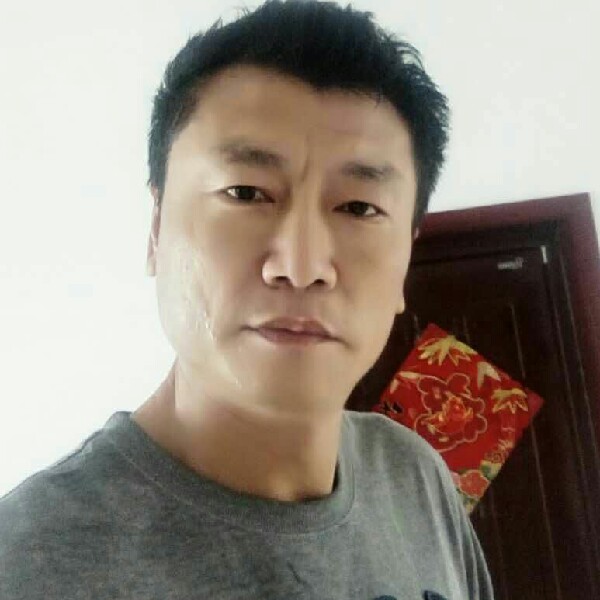 单飞的雄鹰的照片