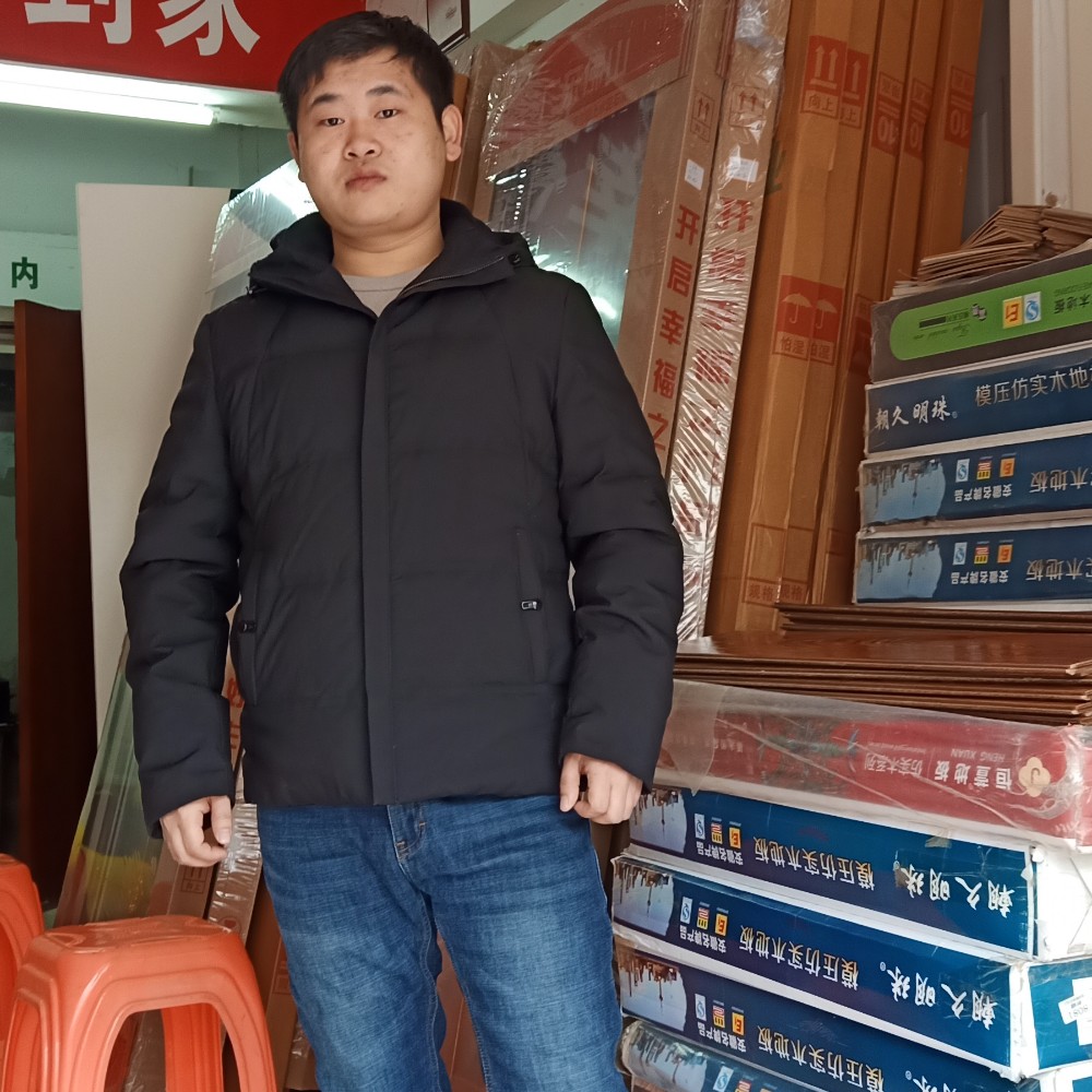 小伙回首淡然的照片