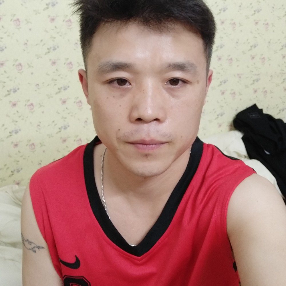 沙漠河的鱼的照片