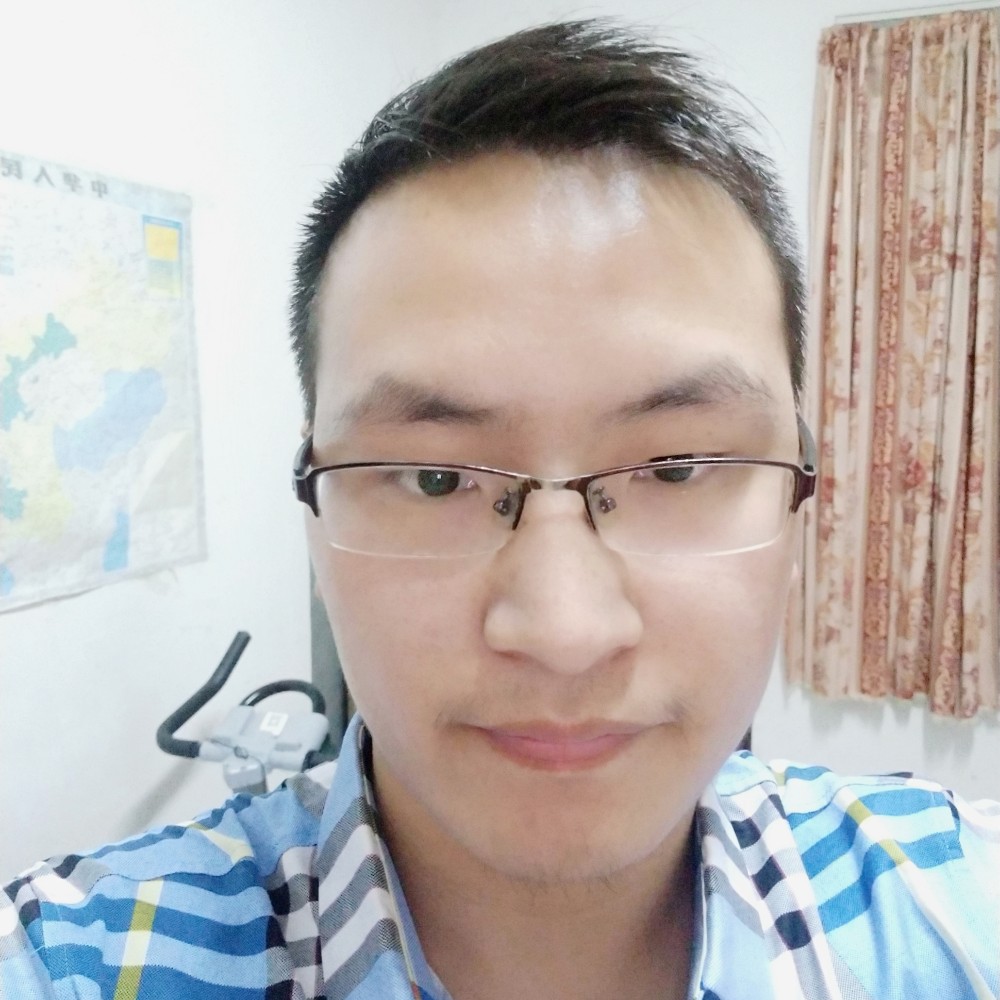 一个人有太阳的照片
