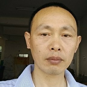 好吃小龙虾的照片