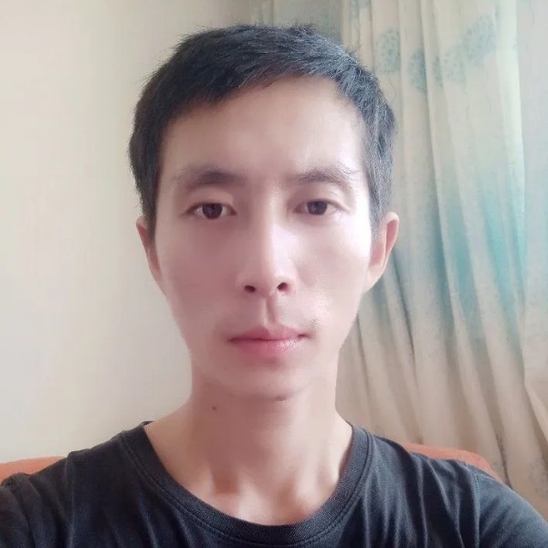 花痴深拥晨阳的照片