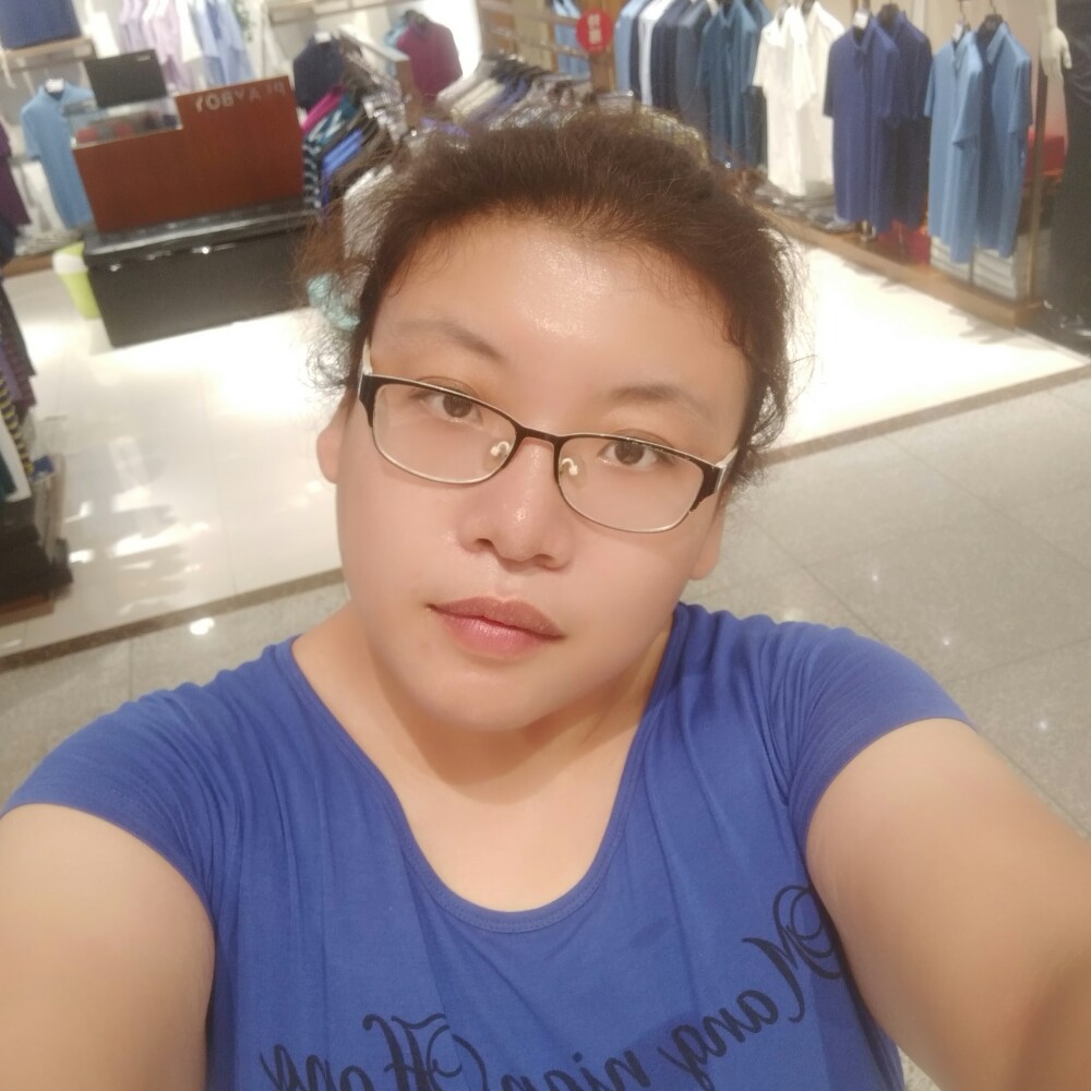 认真草丛的照片