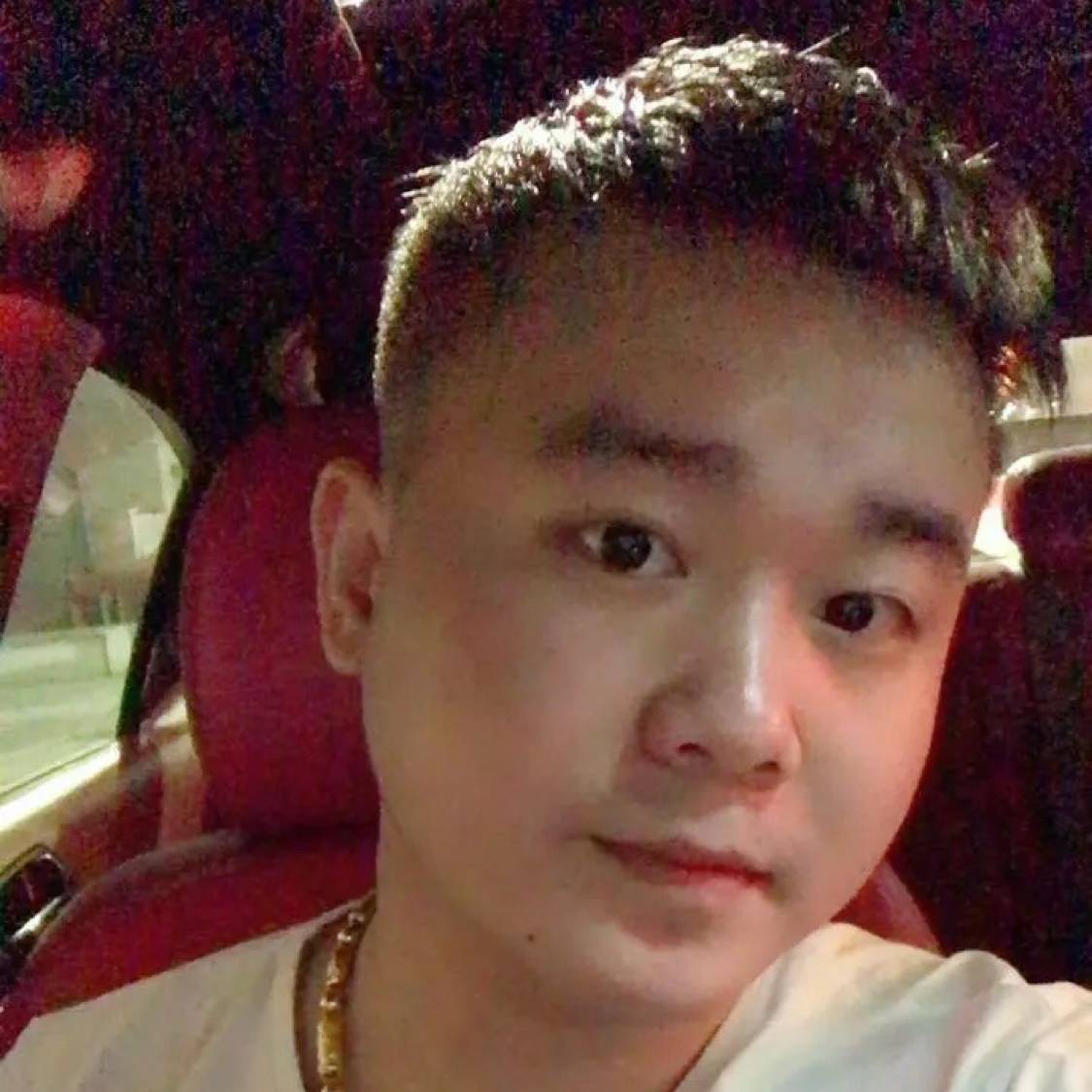 大白年轻的照片