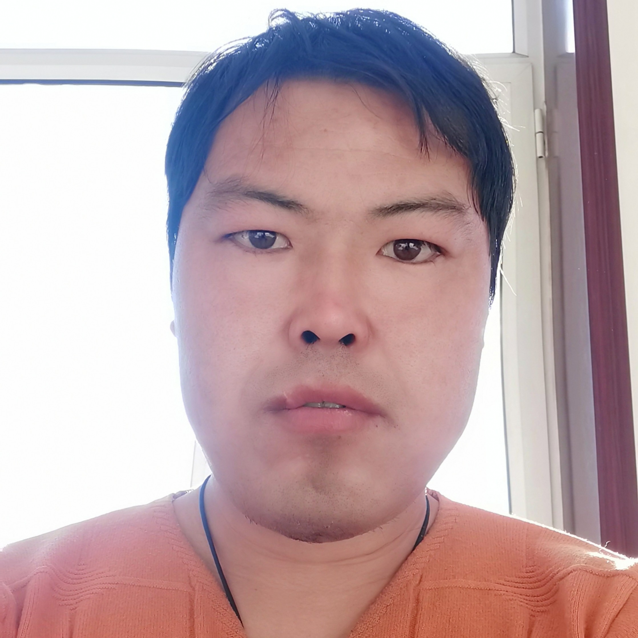 谦让浅吻高跟鞋的照片