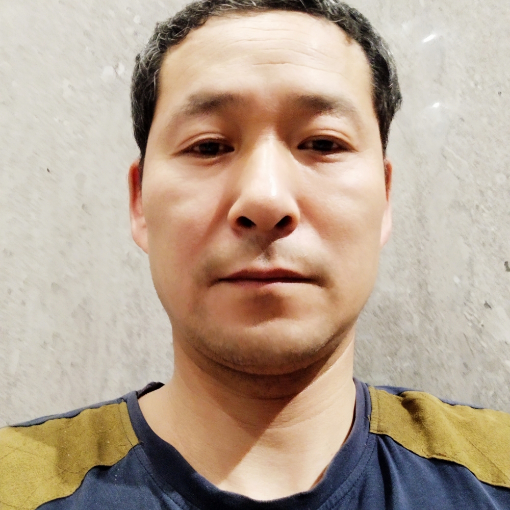 秋颜扯风中的照片