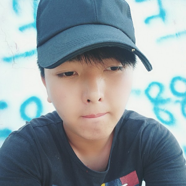 灰色男孩的照片