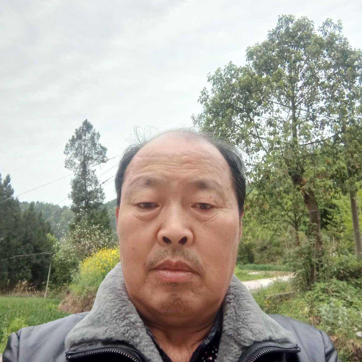 板凳与安静的照片