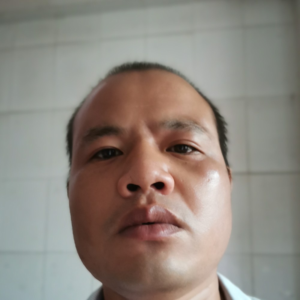 刻苦苦恋电灯胆的照片