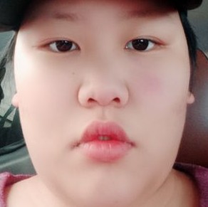 爱笑蹙眉春天的照片