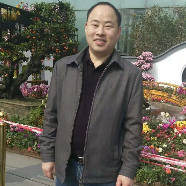 保温杯等待自由的照片