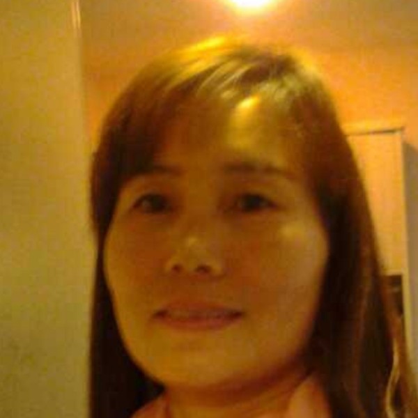 美女深拥沉静的照片