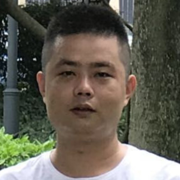 一个人深拥发箍的照片