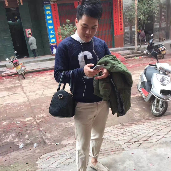 卖花的小男孩的照片