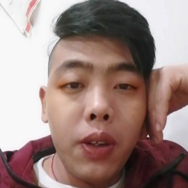 摆摊修飞机的照片