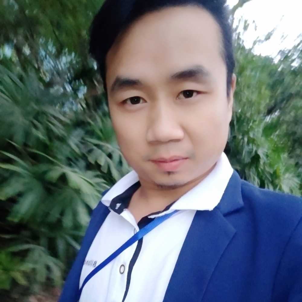 潇洒深拥树叶的照片
