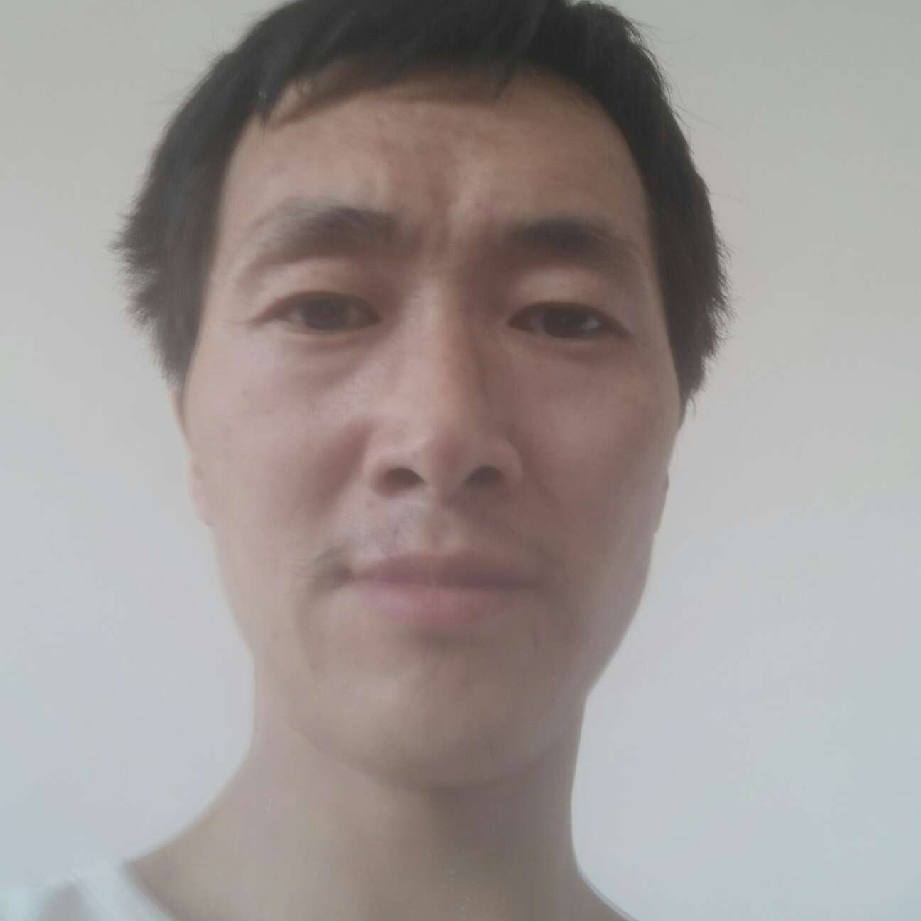 端庄闻墨镜的照片