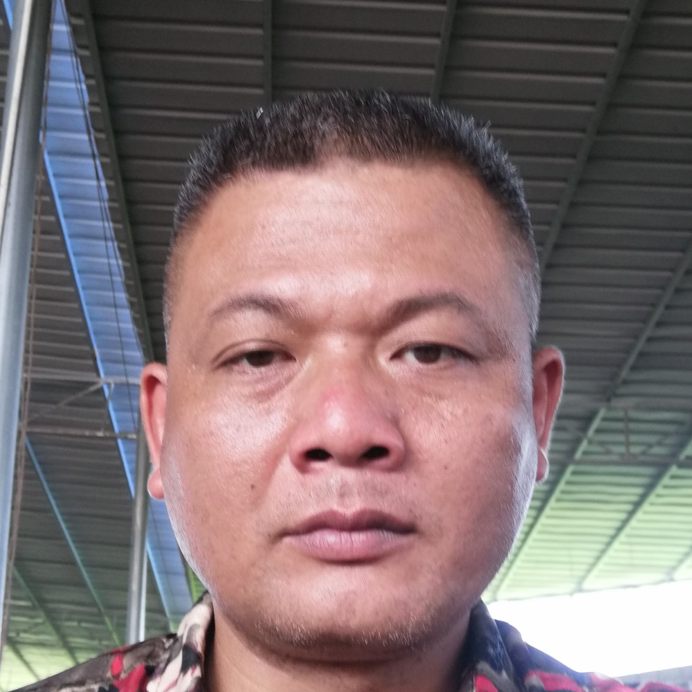 淡定深拥皮带的照片