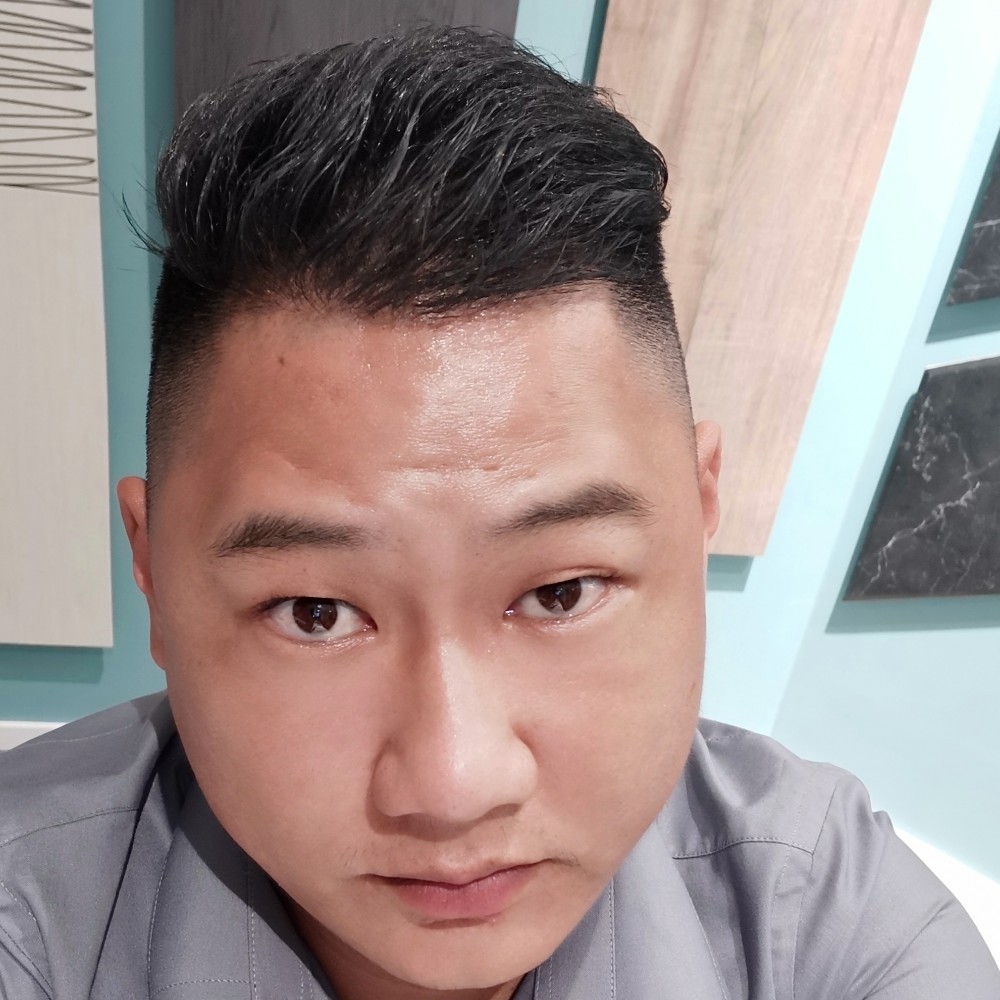 威武蹙眉萝莉的照片