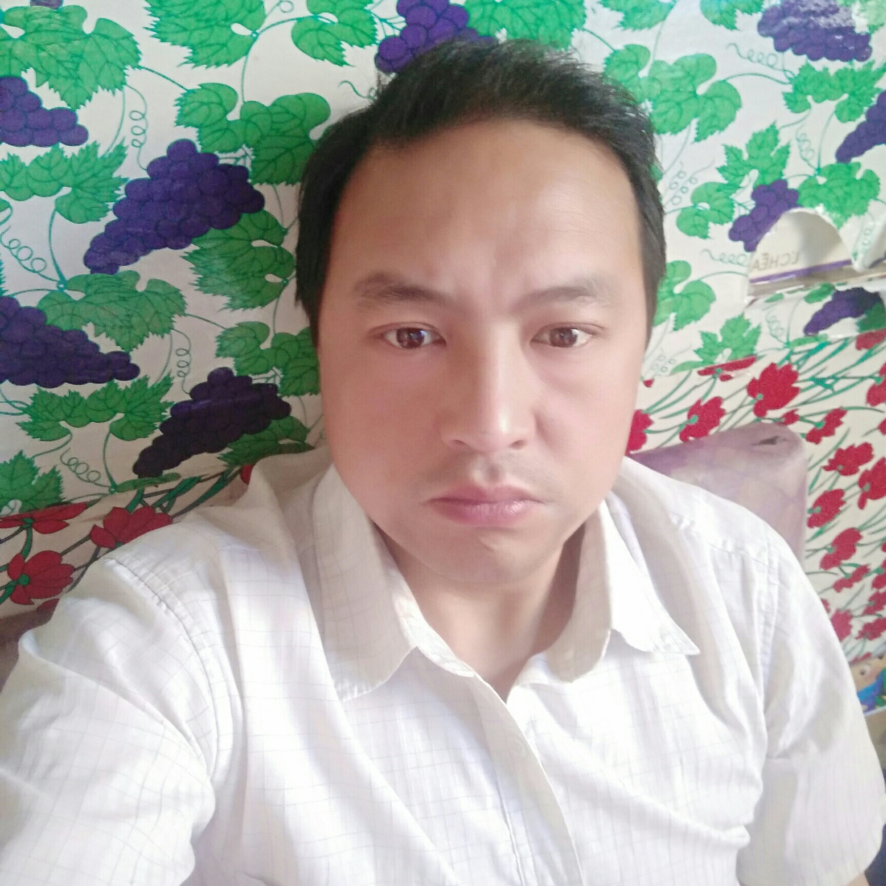 清脆漫步黑裤的照片