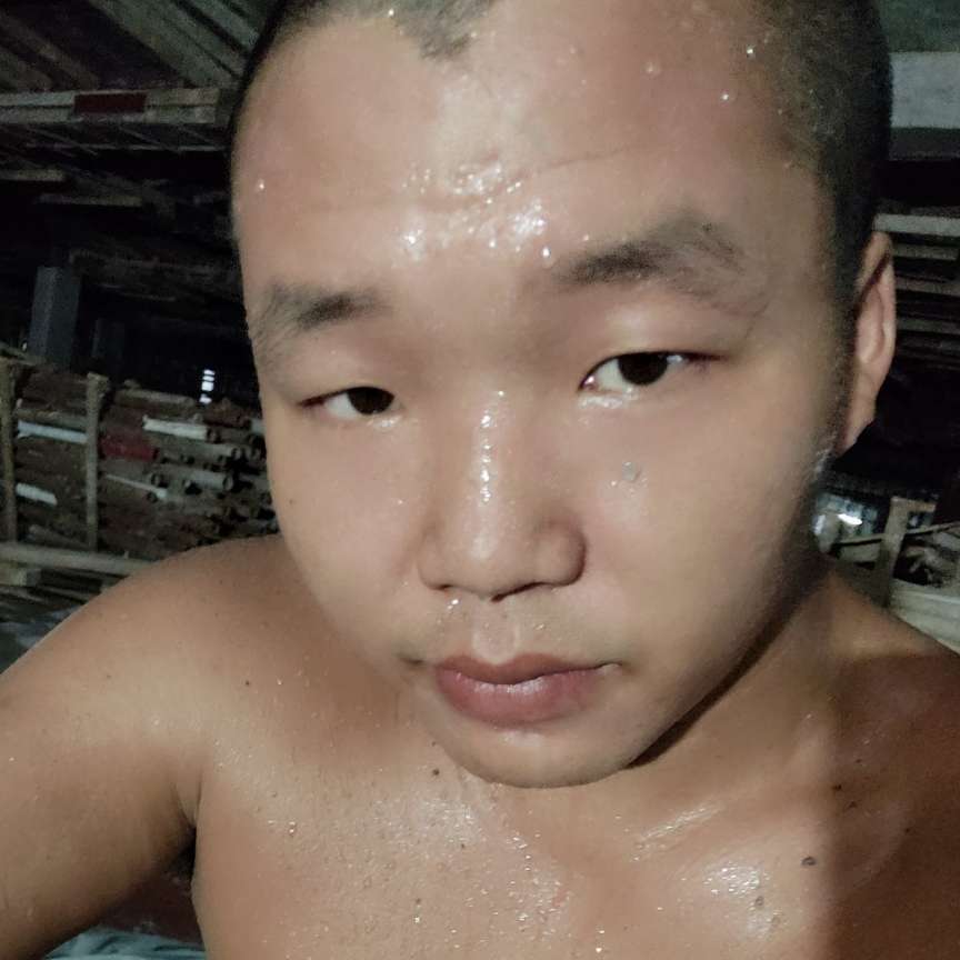 伶俐笑小伙的照片