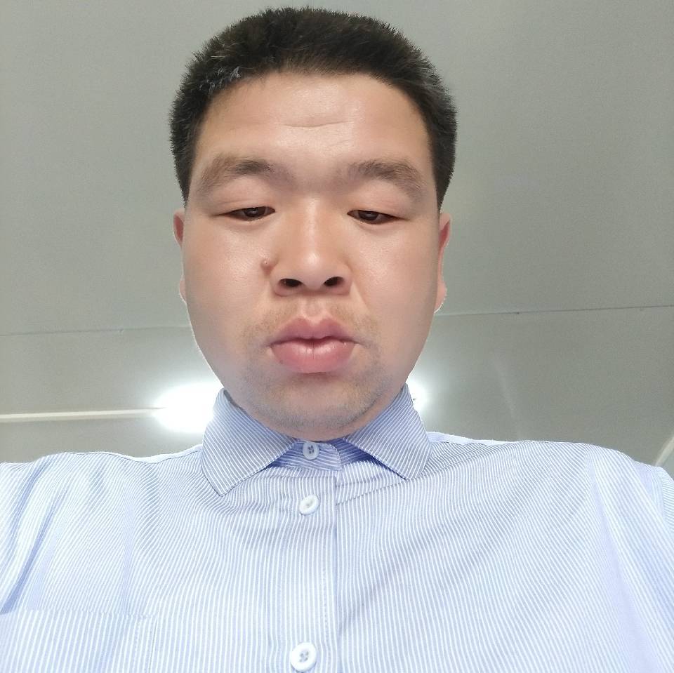 少女回首俊逸的照片