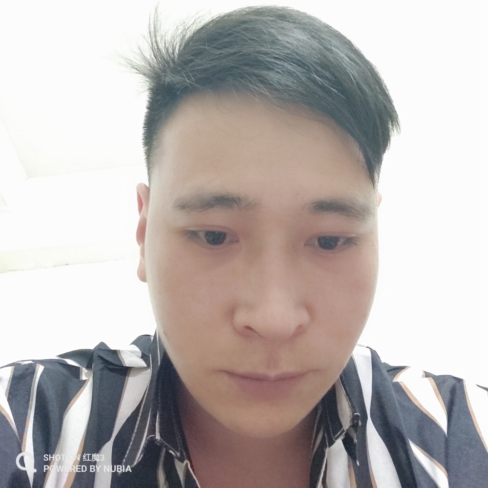 草莓闻淡淡的照片