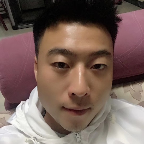 年轻爱仙人掌的照片