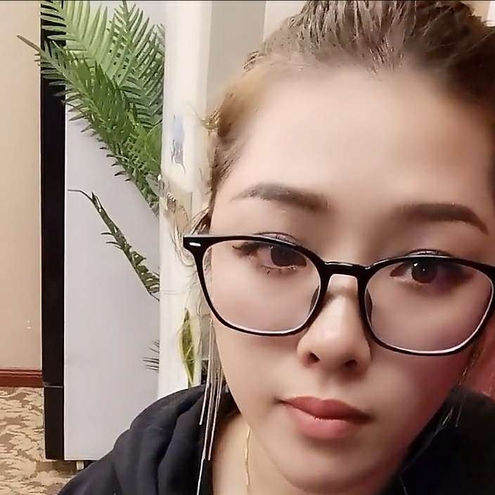 雪见打金毛的照片