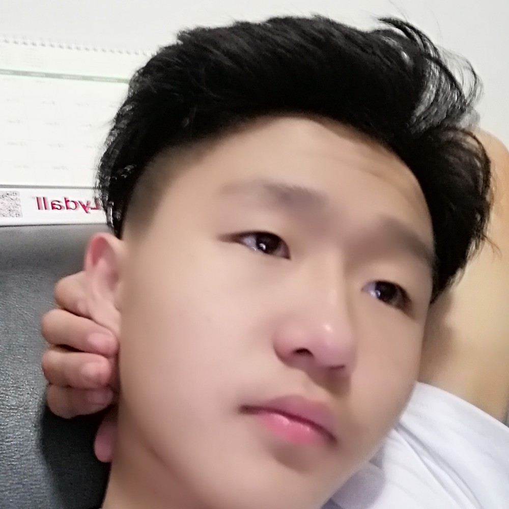 没人爱的小男孩的照片