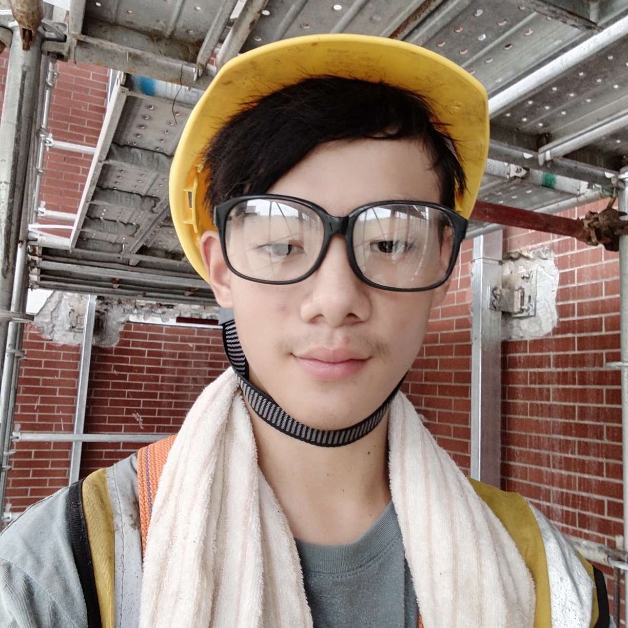 小伙請内向的照片